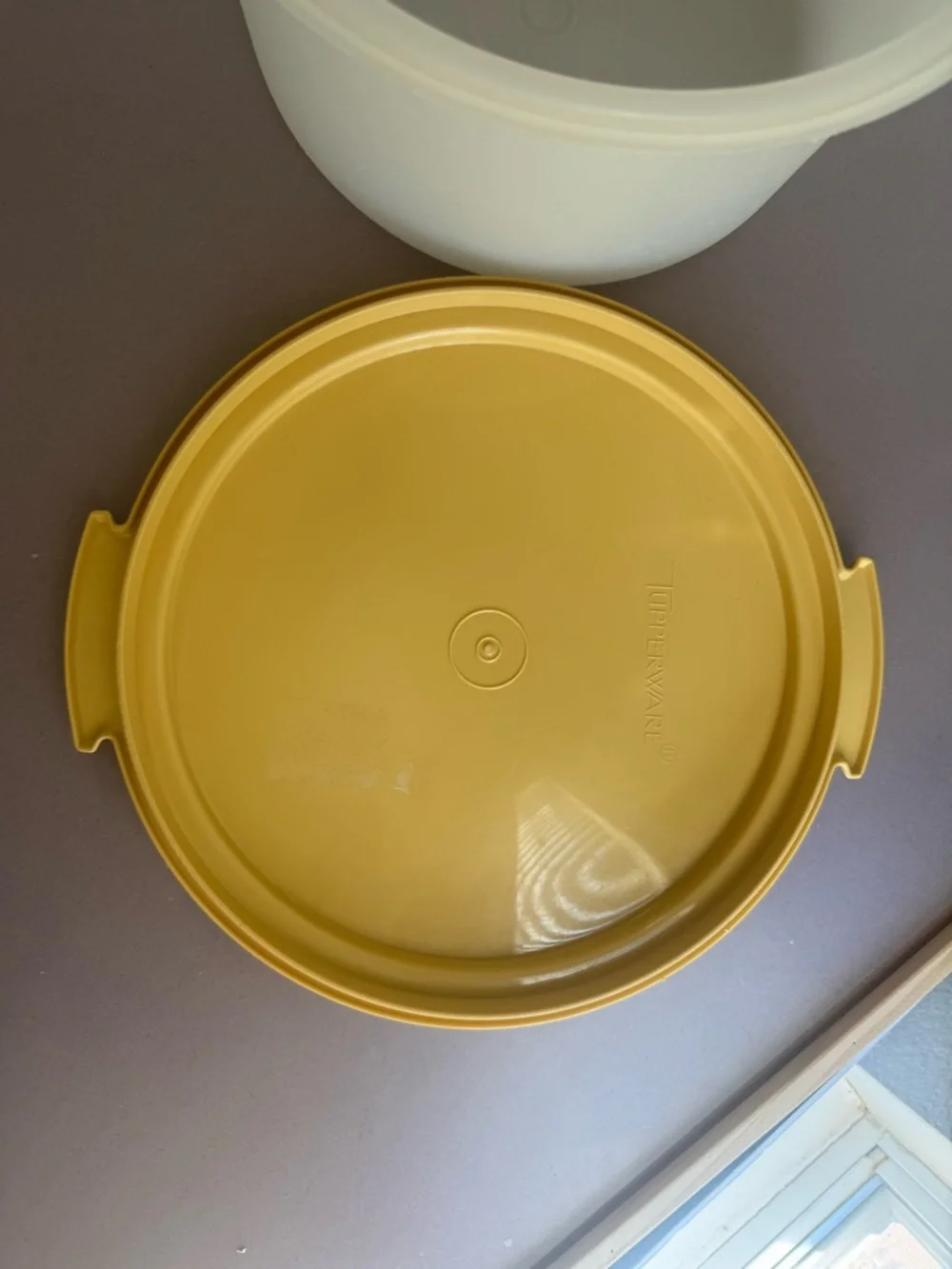 Tupperware cake carrier